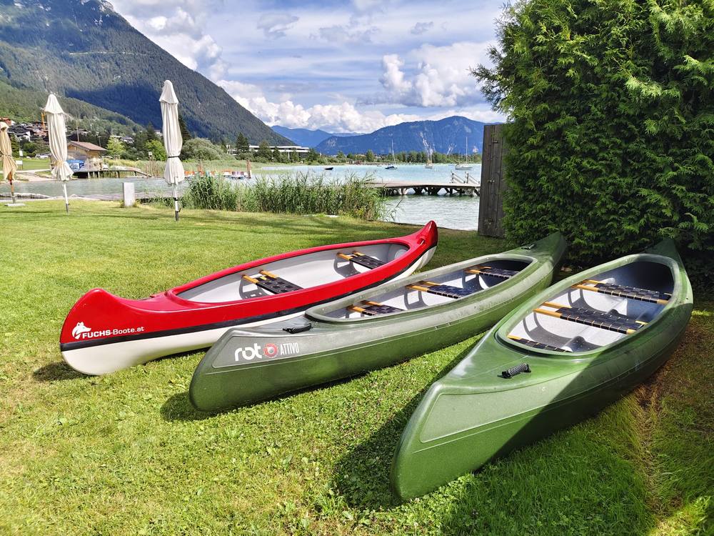Drei Kanadier auf der Seewiese, dahinter der türkisblaue Achensee